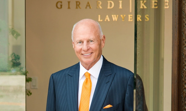 Un juge gèle les avoirs de Tom Girardi pour des millions de dollars impayés à des clients 