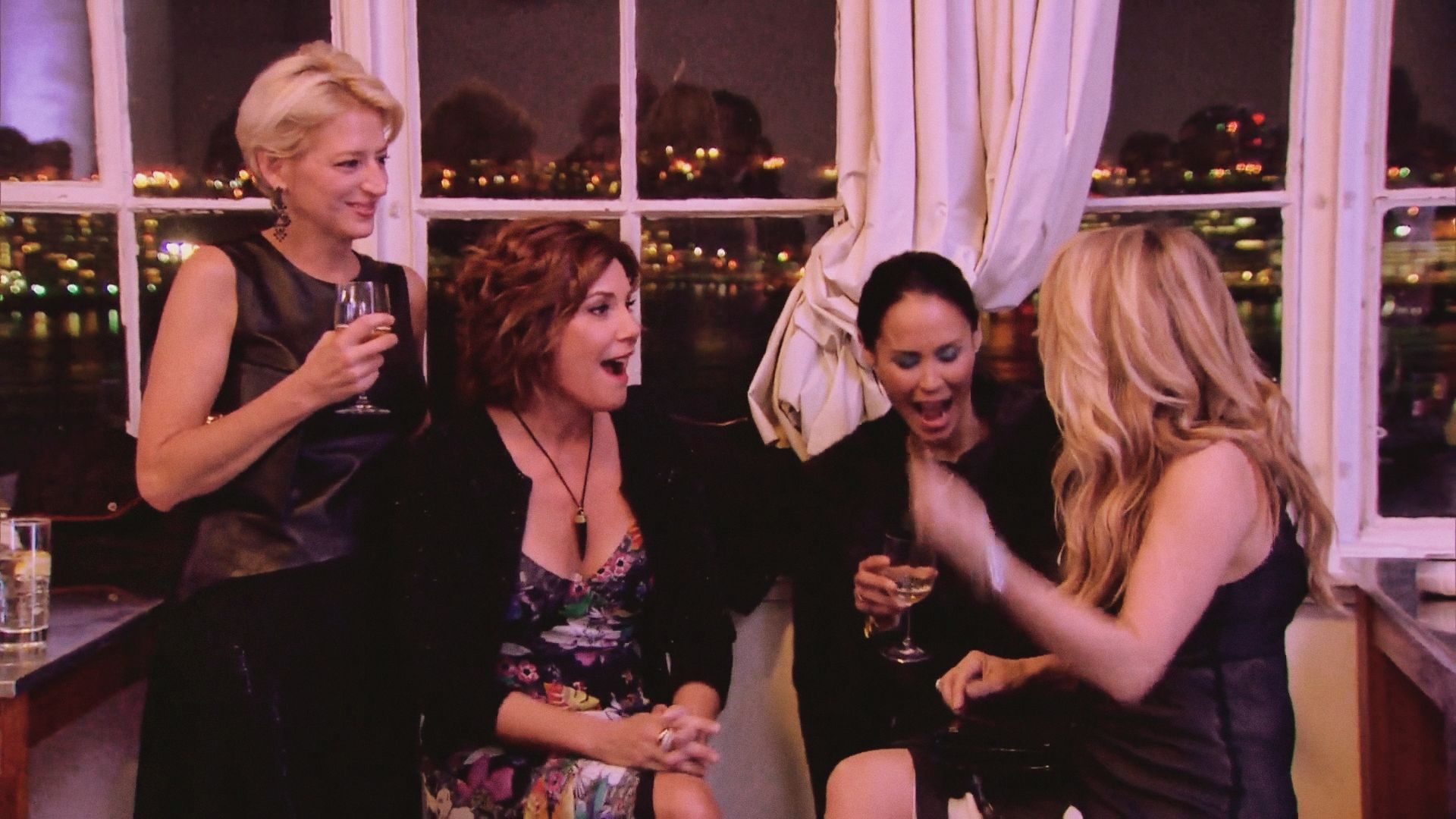 RHONY The Real Housewives of New York City S08E06 saison 8 épisode 6 Il y a de l'orage dans l'air